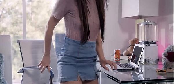  Aiden Ashley broke down in the kitchen when she learned that her lover cheated on her, she started making out with Maya Woulfe and wants to get even with her lover.